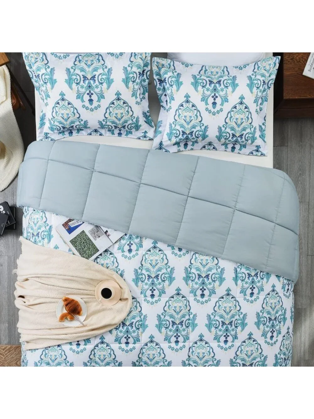 Queen Size Reversible Comforter Set With 2 Pillow Shams In Teal & White